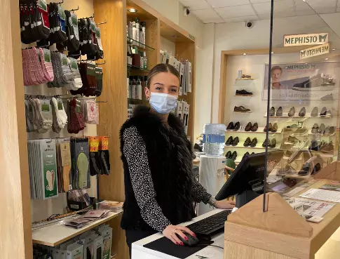 Lou découvre les missions d'une conseillère de vente haut de gamme