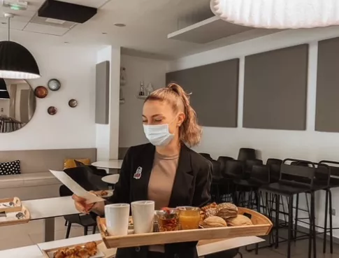 Les premiers pas de Charlotte dans le secteur de l'hôtellerie