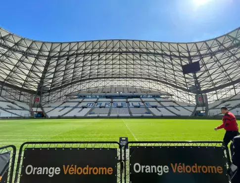 JE CONSTRUIS LE STADE DE L'OLYMPIQUE DE MARSEILLE ( ORANGE VELODROME ) 