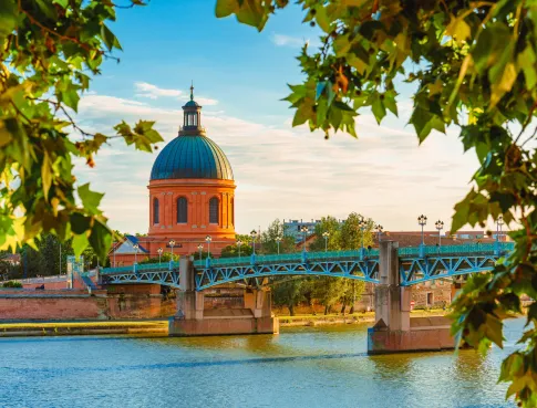 5 raisons de choisir Toulouse pour devenir hôtesse de l’air ou steward 