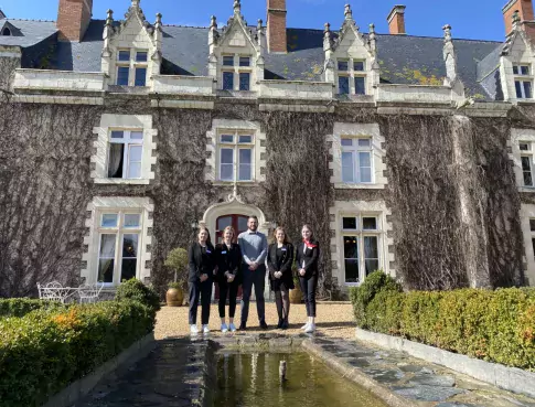 Quatre étudiantes réunies au Château d'Epinay  