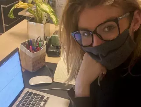 Coralie est en stage dans une entreprise immobilière