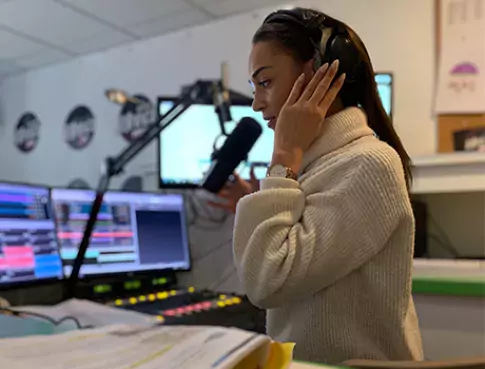 Emma en stage à Direct FM