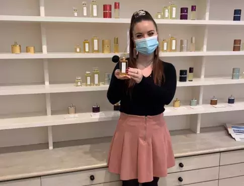 Enora à la parfumerie Divine