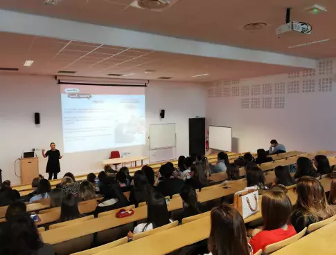 Conférence dans l'amphithéâtre de l'école 