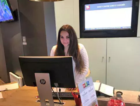 Ophélie en réception hôtelière