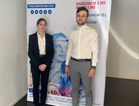 Marie et Nathan en stage à l'école 