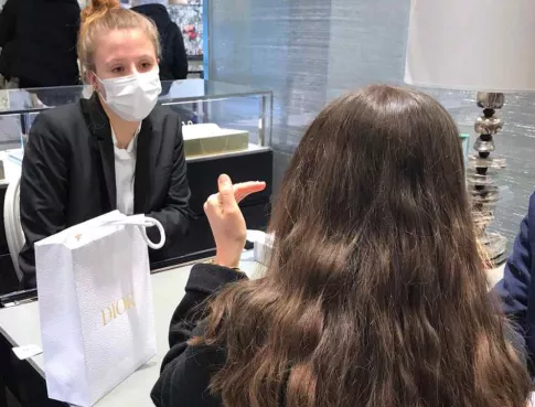 Margot en stage chez la maison Dior aux Galeries Lafayette 