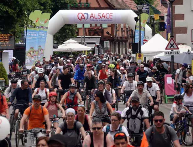 des-milliers-de-cyclistes-se-sont-retrouves-pour-ce-nouveau-slow-up-sur-la-route-des-vins-d-alsace-photo-dna-franck-delhomme-1685901147