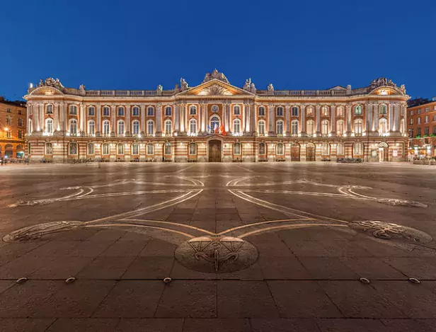 800px-Toulouse-Capitole-Night-Wikimedia-Commons